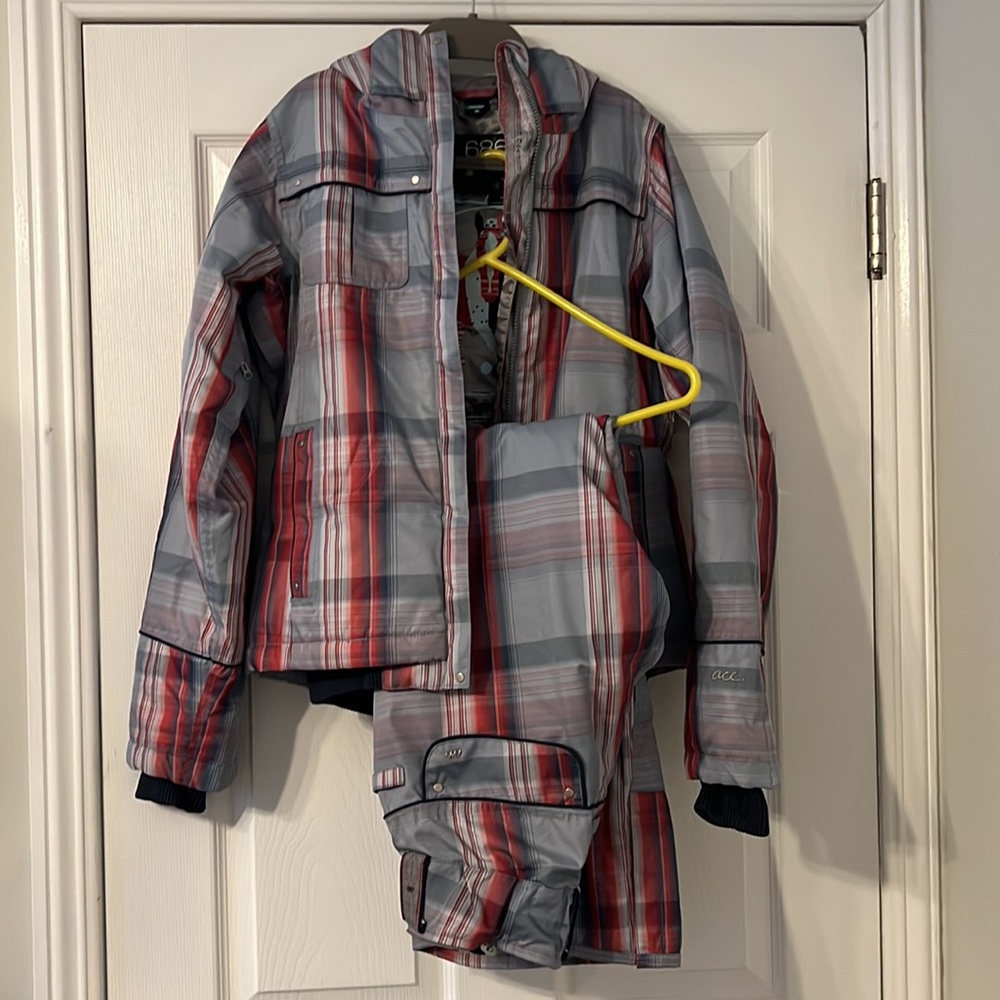 686 winter set with jacket AND pants! Size women’s small